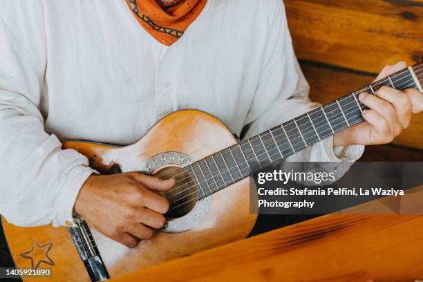 man hands playing the guitar - enmansband bildbanksfoton och bilder