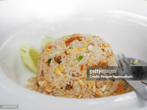 crab meat fried rice topped with scrambled egg, style thai food in white plate read to eat - fried rice stock-fotos und bilder