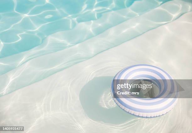 inflatable  ring in a swimming pool - s shades of blue season 1 stockfoto's en -beelden