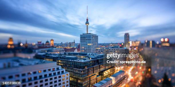 berlin skyline with tv tower - mitte photos et images de collection