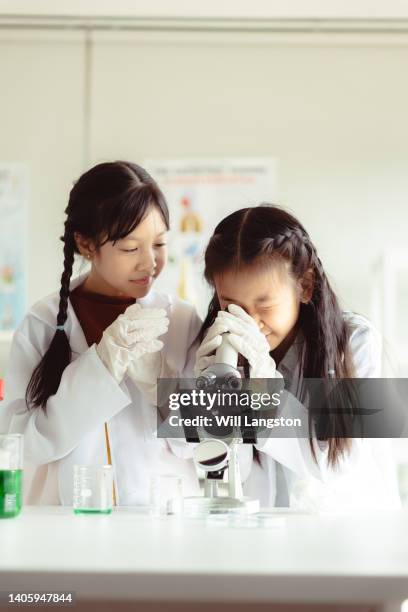 studenti di scienze con microscopio in classe bangkok, thailandia - girl liquid foto e immagini stock