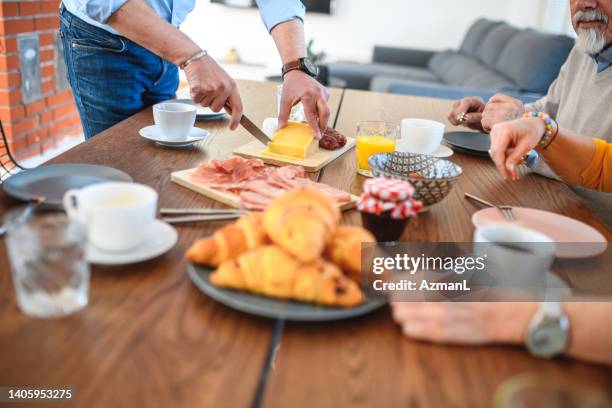 morgenkaffee passt am besten zu croissant, marmelade, käse und prosciutto - breakfast sausage stock-fotos und bilder