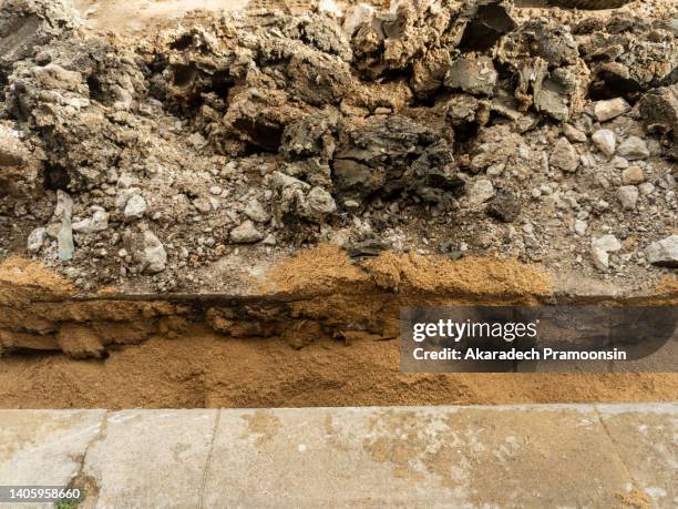 dig a drainage trench - trou sol photos et images de collection