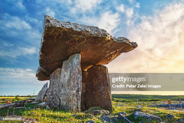 poulnabrone dolmen in county clare, ireland - tomb stock pictures, royalty-free photos & images