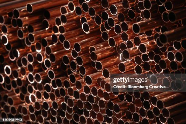 copper pipes - cobre fotografías e imágenes de stock