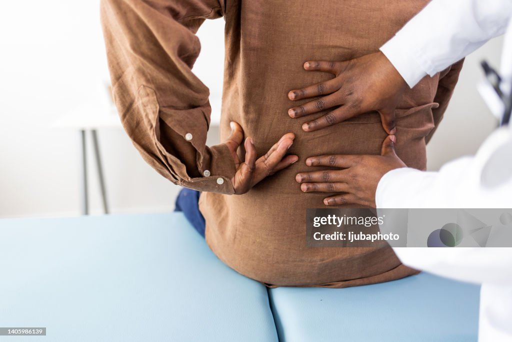 Physiotherapeut oder Chiropraktiker, der Patienten zurück untersucht