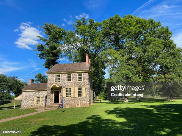 washington's headquarters at forge national historic park in summer - valley forge stockfoto's en -beelden