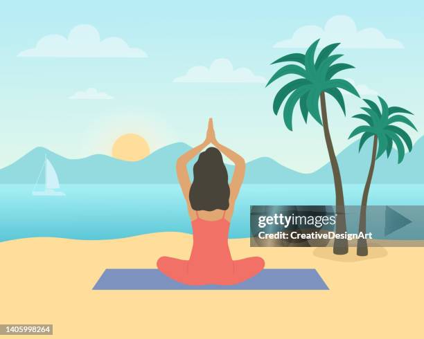 rückansicht der frau, die am strand sitzt und yoga vor sonnenaufgang durchführt - yogalehrer stock-grafiken, -clipart, -cartoons und -symbole