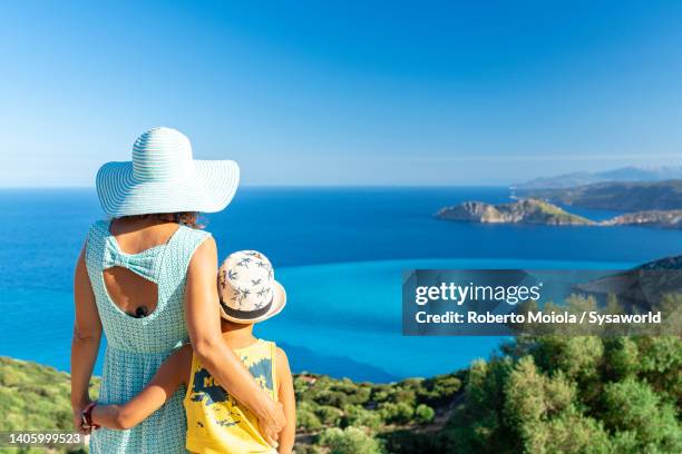 cute little boy with mother looking at the sea, greece - cefalónia imagens e fotografias de stock