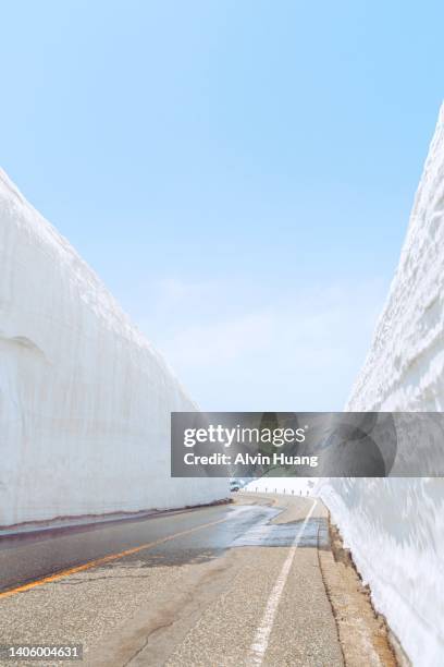 yuki-no-otani (snow wall) , tateyama, nakaniikawa, toyama, japan - toyama prefecture 個照片及圖片檔