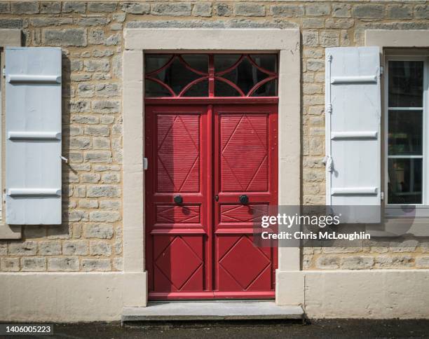 red door in sainte-mère-église - 1944 stock pictures, royalty-free photos & images