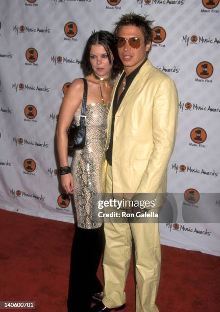 Erik Palladino and Sarah-Jane Potts at the 2000 My VH-1 Music Awards, Shrine Auditorium, Los Angeles.