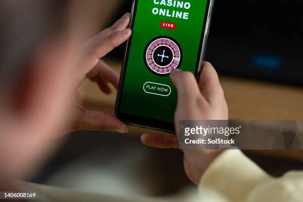 jugar juego de casino en línea - gambling fotografías e imágenes de stock