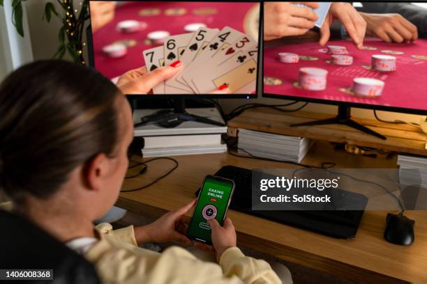 juegos de casino en línea - jugar a juegos de azar fotografías e imágenes de stock