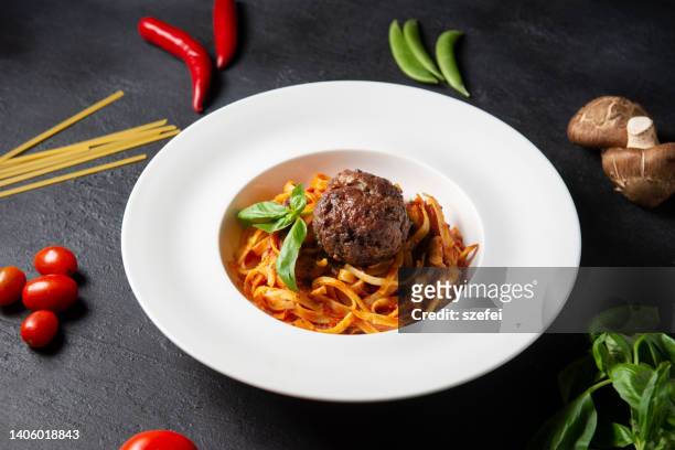 spaghetti bolognese meatball - spaghetti bolognese fotografías e imágenes de stock