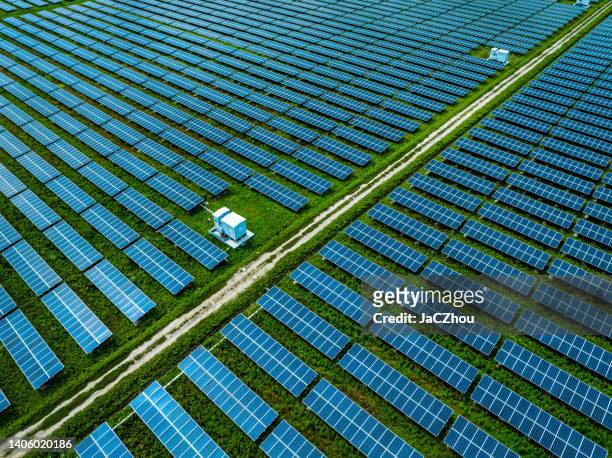 rows of solar panels - solar farm stockfoto's en -beelden