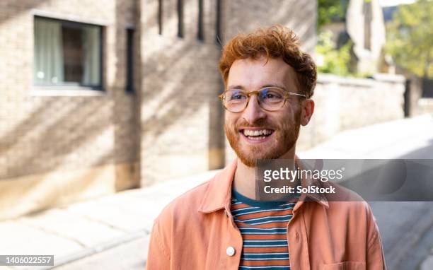un joven seguro y feliz - redhead fotografías e imágenes de stock