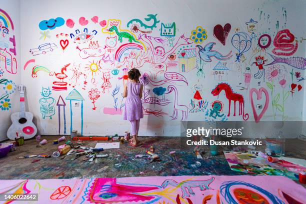 painting at home in art studio - criancas free imagens e fotografias de stock