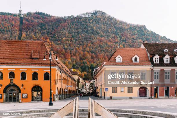 piata sfatului town square and tampa mountain in brasov, transylvania, romania - transilvania fotografías e imágenes de stock