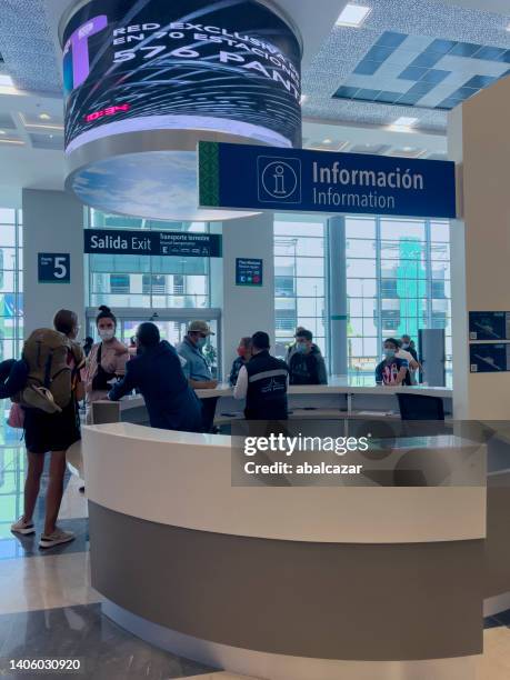 information kiosk at airport terminal - information kiosk stock pictures, royalty-free photos & images