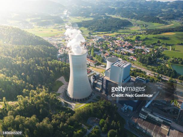 cooling tower emitting gases from a coal powered thermal power station - coal fired power station 個照片及圖片檔