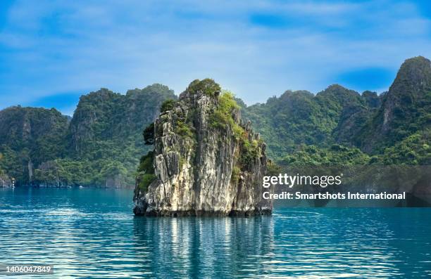 beautiful rocky karst limestone formations in "ha long bay", "halong bay", vietnam, a unesco heritage site - halong bay stock pictures, royalty-free photos & images