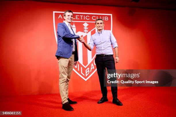 President Jon Uriarte and the new coach of Athletic Club Ernesto Valverde pose next to the Athletic Club shield during the presentation of Ernesto...