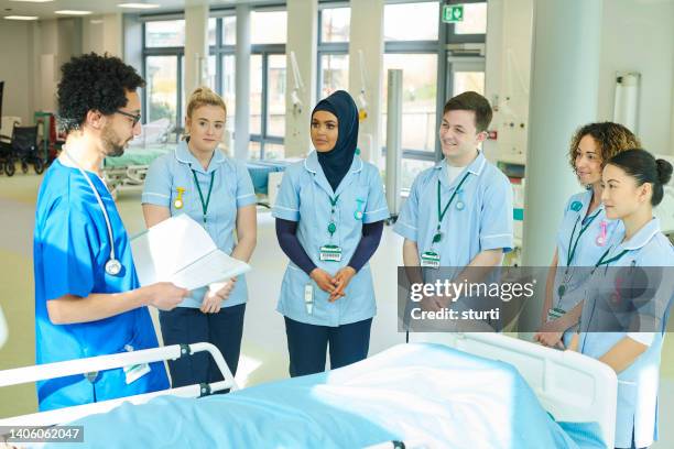 medical team nurse briefing - hoofddoek stockfoto's en -beelden