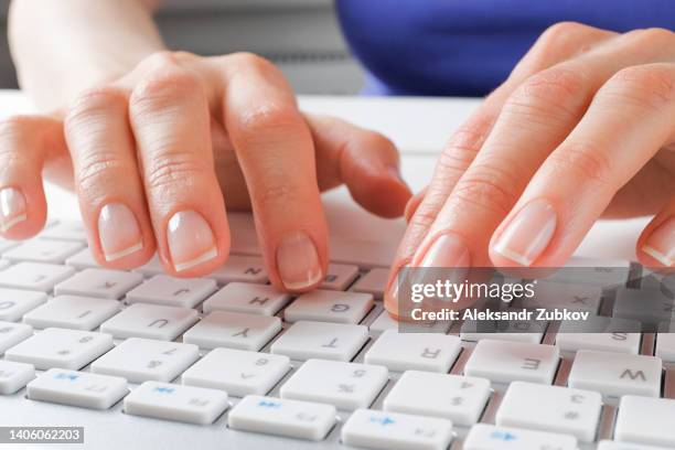 female hands type text on the keyboard of a computer or laptop. a woman, an office worker at her desk. the concept of business, freelancing, work at home. it support, network security, online social support. distance learning online. - siberian mouse fotografías e imágenes de stock