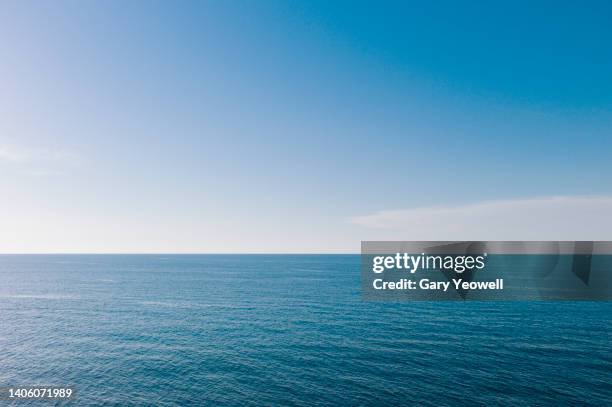 sea and sky - zeegezicht stockfoto's en -beelden
