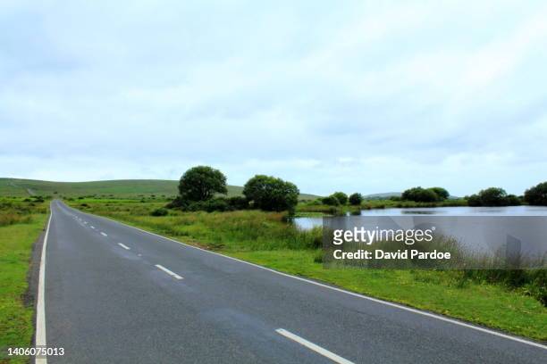 single carriageway (the gower) - galles meridionale foto e immagini stock