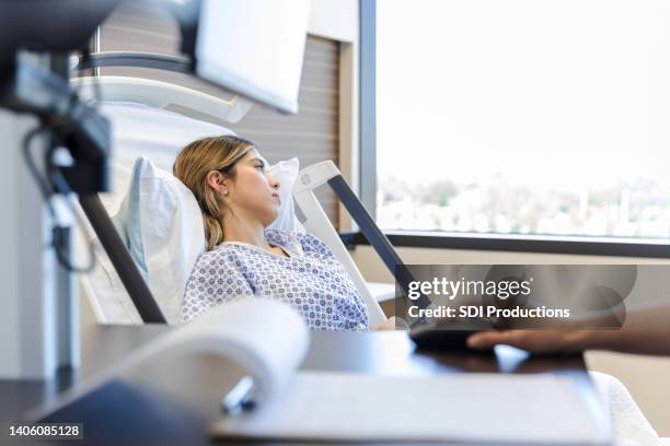 o paciente olha pela janela - maternidade ala - fotografias e filmes do acervo
