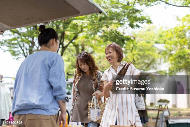 people enjoying shopping at an organic farmers' market. - マルシェ　日本 ストックフォトと画像