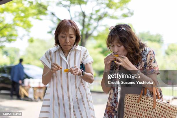 people enjoying shopping at an organic farmers' market. - taste test stock pictures, royalty-free photos & images