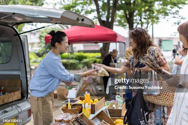 people enjoying shopping at an organic farmers' market. - kulturpeis stock-fotos und bilder