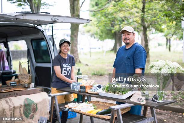 people enjoying shopping at an organic farmers' market. - マルシェ　日本 ストックフォトと画像