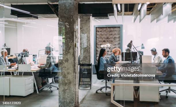 geschäftsleute, die in einem modernen büro arbeiten. - cubicle work stock-fotos und bilder