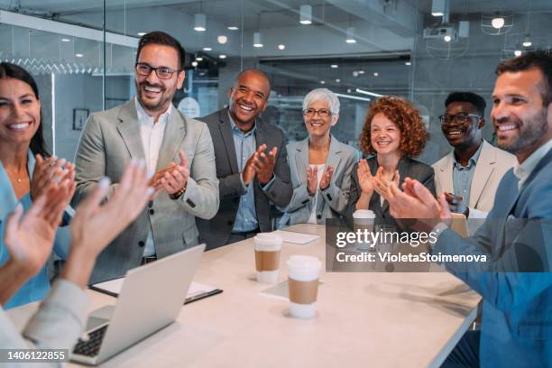 beifall bei einem business-seminar. - african american speaking to an audience stock-fotos und bilder