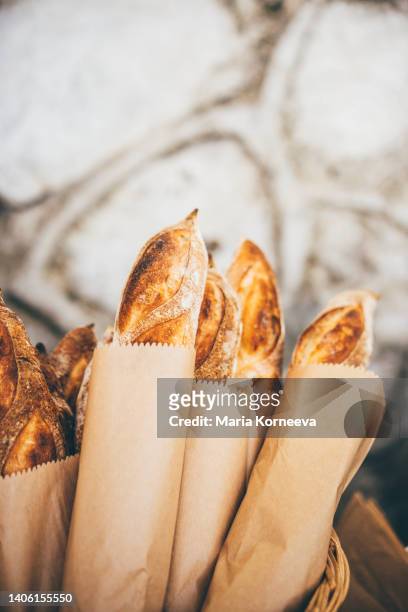 bread baguette in a market. - brot einkaufen stock-fotos und bilder