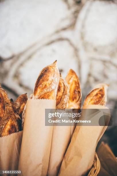 bread baguette in a market. - flute stockfoto's en -beelden