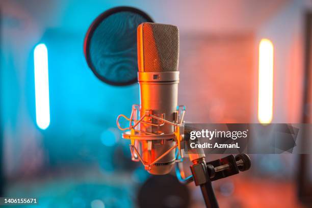studiomikrofon im leeren tonstudio - kondensator stock-fotos und bilder