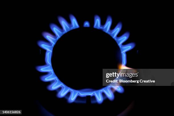 flames on a gas hob - gas stove burner stockfoto's en -beelden