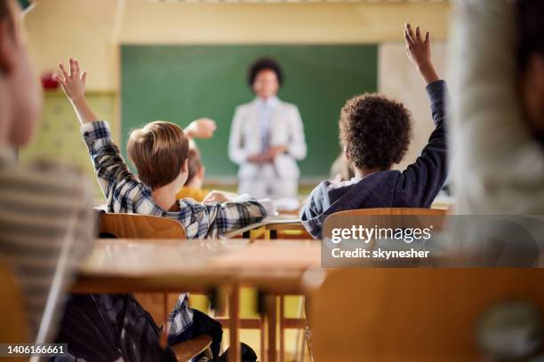 lehrer, wir kennen die antwort! - schüler von hinten im klassenzimmer stock-fotos und bilder