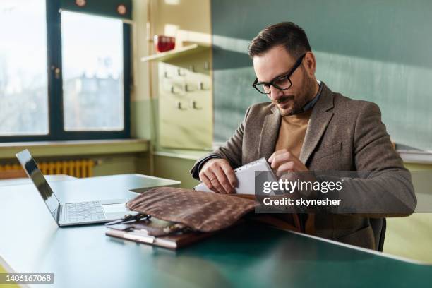 insegnante maschio che si prepara per una lezione in classe. - white male professor foto e immagini stock