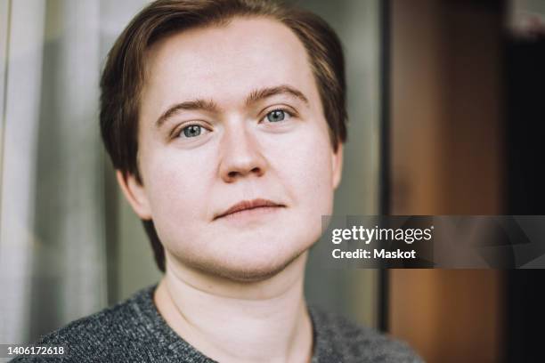 portrait of young male entrepreneur with brown hair - ftm - fotografias e filmes do acervo