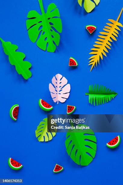 tropical paper leaves - kunst und handwerkserzeugnis stock-fotos und bilder