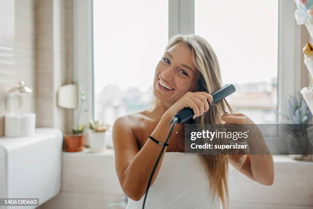 doing my hair is relaxing - haar straighten stockfoto's en -beelden