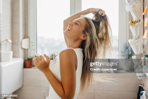 i capelli sono raccolti in modo morbido - beauty woman hair foto e immagini stock