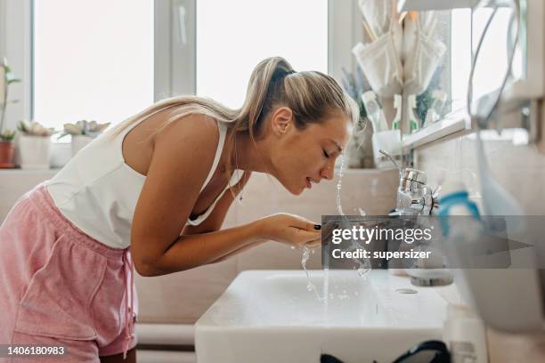 cold water is my thing - washing face stock pictures, royalty-free photos & images