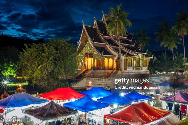 nachtmarkt in luang prabang, laos - laos stock-fotos und bilder